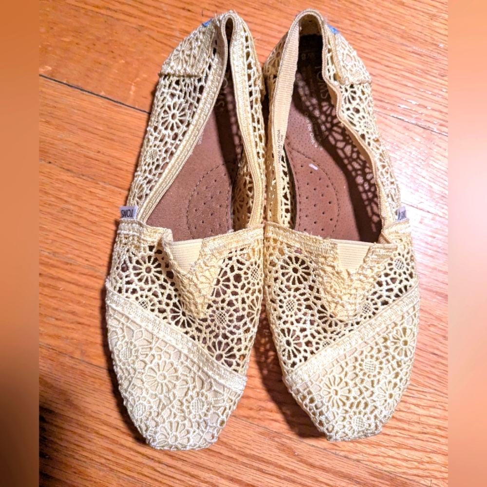 Elegant Lace Slip-On Shoes W8